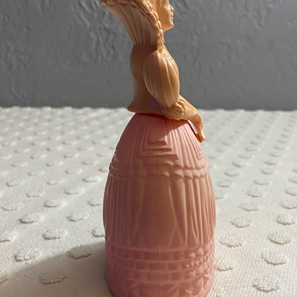 Avon Fashion Figurine Elizabethan bottle containing Field Flowers Cologne - Picture 2 of 10